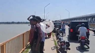 गाज़ीपुर: कार खड़ी कर वीर अब्दुल हमीद सेतु से एक व्यक्ति ने गंगा में लगाई छलांग, नाविक ने बचाई उसकी जान