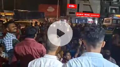 मुरादाबाद: थाना कटघर के बाहर बड़ी संख्या में बजरंग दल के कार्यकर्ता और पदाधिकारी एसपी सिटी और पुलिस के खिलाफ धरने पर बैठे