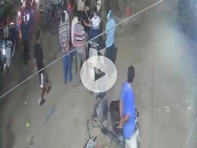 ਲੁਧਿਆਣਾ ਪੂਰਬੀ: ਰੇਲਵੇ ਸਟੇਸ਼ਨ ਕਾਰ ਅਤੇ ਈ ਰਿਕਸ਼ਾ ਦੀ ਟੱਕਰ ਤੋਂ ਬਾਅਦ ਆਪਣੇ ਆਪ ਨੂੰ ਸਮਾਜ ਸੇਵੀ ਕਹਿਣ ਵਾਲੇ ਵਿਅਕਤੀਆਂ ਵੱਲੋਂ ਕਾਰ ਮਾਲਿਕ ਦੀ ਕੀਤੀ ਕੁੱਟਮਾਰ