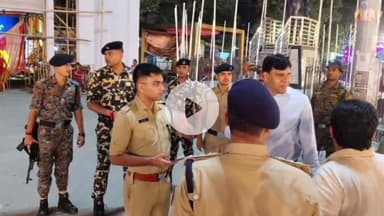 बक्सर: बक्सर में डीएम और एसपी ने किया पूजा पंडालों का निरीक्षण