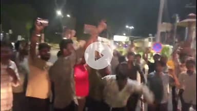 झांसी: इलाइट चौराहे पर युवाओं ने मनाया भारत की जीत का जश्न, आतिशबाजी के बीच लगाए पाकिस्तान मुर्दाबाद के नारे