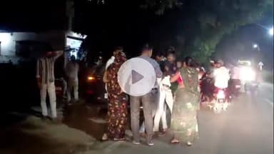 झांसी: गणेश चौराहे के पास एक युवक के साथ सड़क किनारे हुई मारपीट, वीडियो हुआ वायरल