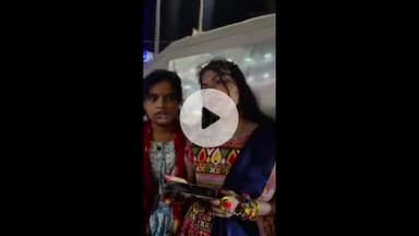 झांसी: लक्ष्मी गार्डन के पास गरबा कार्यक्रम में शामिल होने जा रही युवती से अनजान व्यक्ति ने 'पापा का दोस्त' कहकर मदद की बात कही