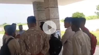 कनवास: पूर्व छात्र समिति ने कनवास महाविद्यालय में किया विरोध प्रदर्शन, गेट पर ताला जड़ा