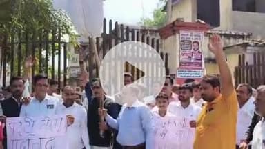 पट्टी: पट्टी तहसील में पुलिस और अधिवक्ताओं के बीच गहराया विवाद, कोतवाल का फूंका गया पुतला