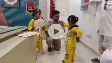 अमरोहा: ताइक्वांडो में मेडल जीतने वाली छात्राओं ने अमरोहा एसपी से की मुलाकात, छात्राएं एसपी के साथ खेली