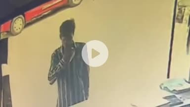 नौगावां सादात: मेडिकल स्टोर से मोबाइल चोरी की घटना सीसीटीवी कैमरे में कैद, पीड़ित ने नौगांवा पुलिस को दी सूचना