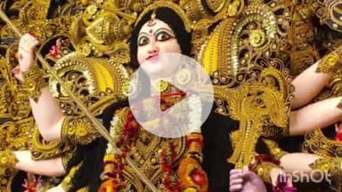 आरा: श्री श्री बड़ी देवी दुर्गा पूजा समिति नवयुवक संघ के पूजापंडाल में मां दुर्गा के पट खुलते ही उमड़ी श्रद्धालुओं की भीड़