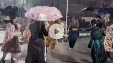 ગાંધીનગર: રાયસણમાં આવેલ સોસાયટીમાં ગરબા પ્રેમીઓ વરસાદમાં છત્રી લઈને ગરબા ઘૂમ્યા