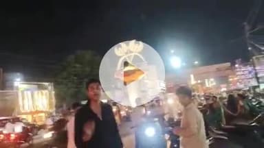 झांसी: अशोक तिराहे पर बुलेट सवार दबंग युवक ने पत्रकार की गाड़ी में टक्कर मारकर दी धमकी, कहा- 7 मुक़दमे चल रहे, 1 और सही