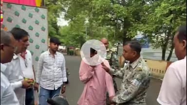 गिरिडीह: दुर्गा पूजा मंडप में फातिहा पढ़ने और चैन छिनतई के संदेह में युवक पकड़ा गया, लोगों ने पुलिस को सौंपा, जांच जारी