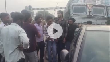 धनौरा: गजरौला फाजलपुर रेलवे फाटक के पास कार और ट्रक की भिड़ंत, चालकों के बीच हुई नोकझोंक