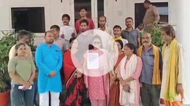 झांसी: नगर के झरनापति मंदिर के पुजारी पर गबन और मारपीट का आरोप, भक्तजनों ने कलेक्ट्रेट कार्यालय में डीएम से की शिकायत