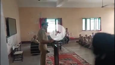 नौगावां सादात: नौगांवा थाना पुलिस ने स्कूली छात्राओं को अपराध के प्रति जागरूक किया, कहा- साइबर अपराधियों से रहें सावधान