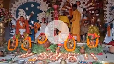 मेदिनीनगर (डालटनगंज): मेदिनीनगर में महाअष्टमी पर दुर्गा पूजन में मंत्रोच्चार के साथ जले हजारों दीप, धूप से बचने के लिए छाता लगाकर की गई पूजा