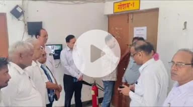 हाथरस: जिला निर्वाचन अधिकारी ने राजनीतिक दलों के प्रतिनिधियों के साथ EVM और वीवीपैड वेयरहाउस का त्रैमासिक आंतरिक निरीक्षण किया