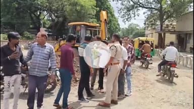 नीमच नगर: नीमच रेलवे स्टेशन पर रास्ता बंद, मंदिर समिति का विरोध, भंडारे के कारण विवाद, रेलवे ने काम रोका