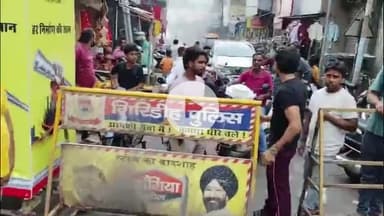 गिरिडीह: काली बाड़ी चौक के पास बीबीसी रोड पर पुलिस द्वारा बैरियर लगाने से उत्पन्न हुई विवाद की स्थिति