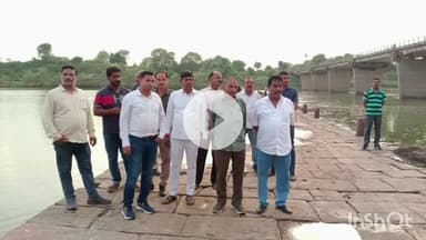 कुरवाई: दुर्गा विसर्जन के लिए बेतवा नदी स्थित छोटे पुल का विधायक और अधिकारियों ने किया निरीक्षण