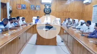 बहराइच: कलेक्ट्रेट सभागार में आसन्न त्यौहारों के मद्देनज़र डीएम व एसपी ने सभासदों के साथ की बैठक, दिए आवश्यक दिशा निर्देश