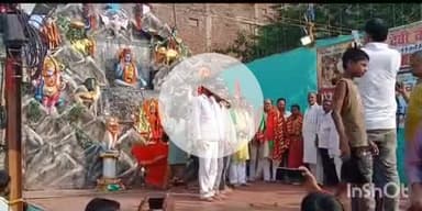 फतुहा: स्थानीय विधायक सह पूर्व मंत्री डॉ रामानंद यादव ने महारानी चौक और नोहटा स्थित मां दुर्गा के दर्शन किए