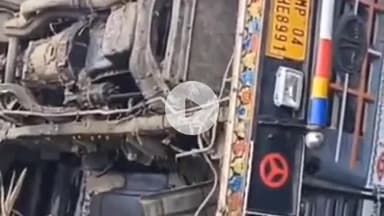 बासोदा: बासौदा: घटेरा के पास रेत से भरा ट्रक पलटा, चालक ने बचाई जान