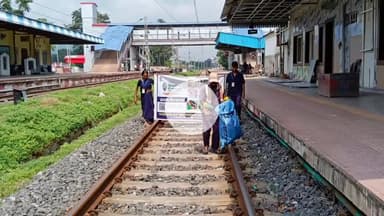 कोडरमा: स्वच्छता ही सेवा अभियान के तहत कोडरमा स्टेशन पर रेल भवन और रेल ट्रैक की सफाई की गई