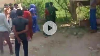 झांसी: ग्रीन गार्डन के पास दो पक्षों के बीच जमकर मारपीट हुई, वीडियो हुआ वायरल