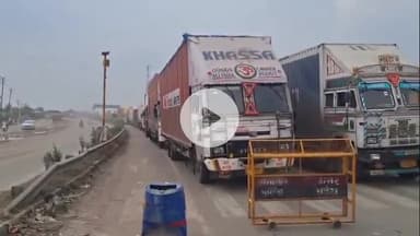 झांसी: झांसी-ग्वालियर राष्ट्रीय राज्यमार्ग पर घंटों लग रहे जाम, पूर्व केंद्रीय मंत्री ने पहुंचकर जाम में फंसे लोगों का जाना हाल