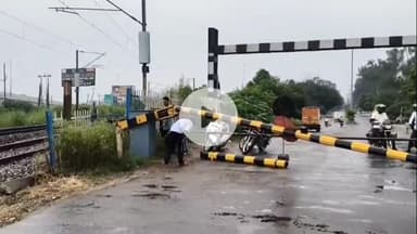 धनौरा: गजरौला में भानपुर रेल फाटक का बूम टूटा, मैजिक की टक्कर से हुआ हादसा, आरोपी को वाहन समेत पकड़ा गया