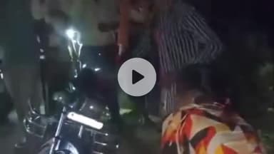 फरेंदा: करहिया पुल के पास बाइक अनियंत्रित होकर रेलिंग से टकराई, महिला गंभीर रूप से घायल