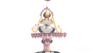 देहरादून: दशहरे की तैयारी को लेकर परेड ग्राउंड में बनाया गया रावण का पुतला, यातायात किया गया डायवर्ट