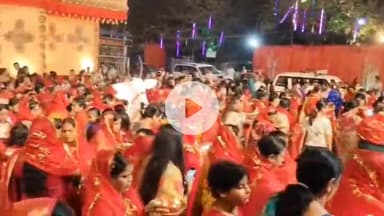 कांके: धुर्वा स्थित आदर्श दुर्गा पूजा समिति द्वारा आयोजित महाआरती में उमड़ी श्रद्धालुओं की भीड़