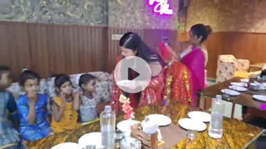 झांसी: आसरा एनजीओ ने नवदुर्गा के आठवें दिन आदिवासी बच्चों को फ्रेश एंड फ्यूजन रेस्टोरेंट में कराया कन्या भोज