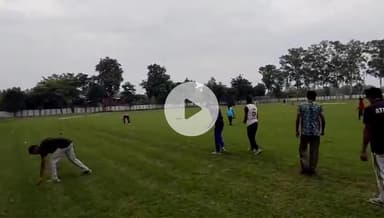 रामपुर: शहीद ए आज़म स्टेडियम में स्वच्छता को लेकर जिला क्रीड़ा अधिकारी ने अभ्यास करने आए खिलाड़ियों से श्रमदान कराया