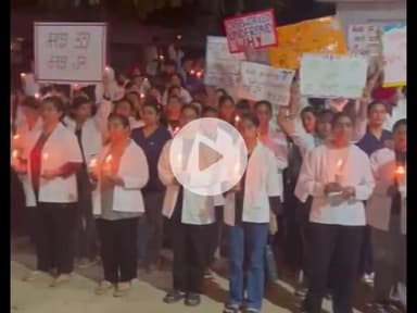 ਲੁਧਿਆਣਾ ਪੂਰਬੀ: P.A.U ਵੈਟਰਨਰੀ ਡਾਕਟਰਾਂ ਦਾ ਧਰਨਾ ਜਾਰੀ, ਰਾਤ ਨੂੰ ਕਾਲਜ ਦੀ ਕੈਂਪਸ ਵਿੱਚ ਕੱਢਿਆ ਕੈਂਡਲ ਮਾਰਚ, ਤਨਖਾਹ ਵਧਾਉਣ ਦੀ 
ਕਰ ਰਹੇ ਮੰਗ