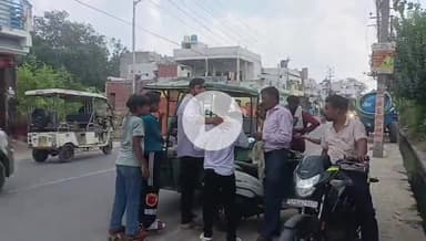 रामपुर: राधा टॉकीज के निकट स्थानीय लोगों ने संदिग्ध मानते हुए एक युवक को पकड़ा, काफी देर तक हंगामा, बाद में युवक को छोड़ा