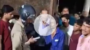 प्रतापगढ़: मनभवना गांव स्थित दुर्गा पूजा पंडाल में संदिग्ध व्यक्ति को पकड़कर पुलिस के हवाले किया गया