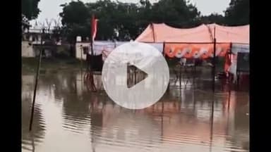 सिराथू: तेज बारिश के कारण सैनी के कृषि मैदान में दुर्गा पंडाल तालाब में तब्दील, भक्त मूर्ति तक नहीं पहुंच पा रहे