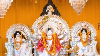 मड़ियाहू: रामपुर में दुर्गा पूजा की धूम, श्रद्धालुओं की भारी भीड़ उमड़ी