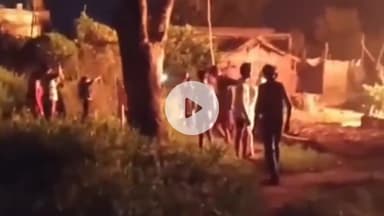 कप्तानगंज: कुशीनगर: पगार चिलवान गांव में अज्ञात कारण से लगी आग, फायर ब्रिगेड की टीम ने ग्रामीणों की मदद से पाया आग पर काबू