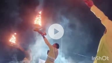 चक्की: मथुरा डेरा में दुर्गा पूजा के आयोजन में दिखा विशेष अंदाज, बनारस से आए आचार्यों ने वाराणसी घाटों की तर्ज पर की आरती