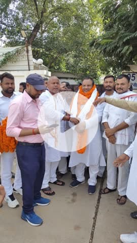 पटना में पालीगंज से संभावित प्रत्याशी श्री शक्ति कुमार शोला जी का अंगवस्त्र एवं माल्यार्पण द्वारा भव्य स्वागत करते हुए जदयू नेता रविराज एवं राघवेंद्र उज्जैन ने एक नई उमंग और उत्साह का संचार किया।