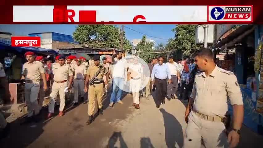 दुर्गा पूजा व विसर्जन को लेकर हसनपुरा में DM-SP का फ्लैग मार्च।