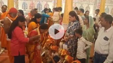 कांके: अल्बर्ट एक्का चौक स्थित चंद्रशेखर आजाद दुर्गा पूजा समिति द्वारा महा अष्टमी पर कुमारी पूजन का आयोजन