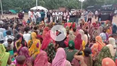 ગાંધીનગર: ચરેડી વિસ્તારમાં ગેરકાયદેસર દબાણ દૂર કરતા સ્થાનિક લોકો પહોંચ્યા સત્યાગ્રહ છાવણી ઠાકોર સેના સમર્થનમાં આવી