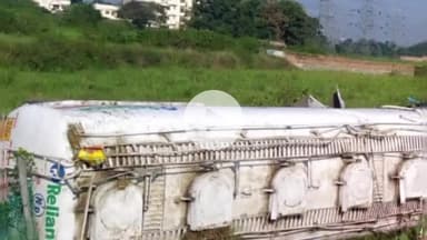 नामकुम: नामकुम थाना क्षेत्र में रिंगरोड के पास अनियंत्रित होकर पलटा पेट्रोल टैंकर