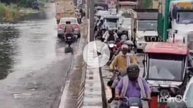 बागपत: बागपत में लगातार बारिश से सीसाना गांव जलमग्न, राहगीरों और बच्चों को हो रही परेशानी