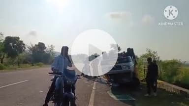 खुरई: सागर रोड पर बनहट के पास अज्ञात ट्रक के कट मारने से पलटा लोडिंग वाहन, दो युवक घायल, परचून सामग्री बिखरी