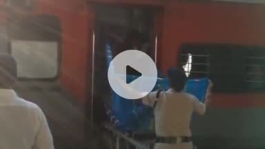 ଜଟଣୀ: ରେଳ ଷ୍ଟେସନରେ ଚଳନ୍ତା ଟ୍ରେନରେ ପ୍ରସବ କଲେ ମହିଳା, ଶିଶୁ କନ୍ୟା ଓ ମା କୁ ଉଦ୍ଧାର କଲା ରେଳବାଇ ପୋଲିସ